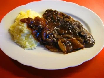 gebackene Rinderleber mit Birnen-Zwiebel-Rotweinsoße - Rezept