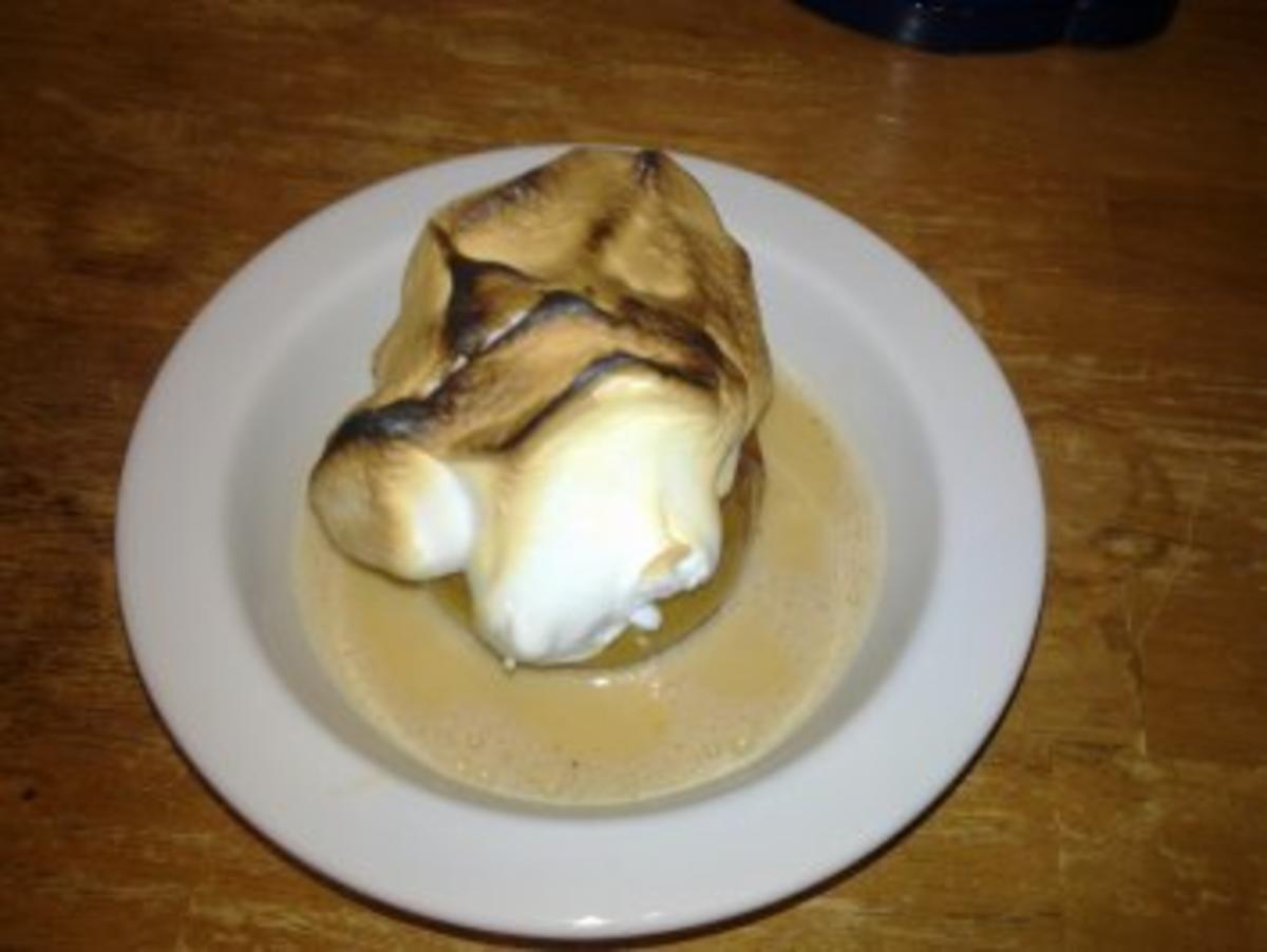 Bratapfel mit Marzipan und Zimthaube auf Karamelsauce - Rezept - kochbar.de