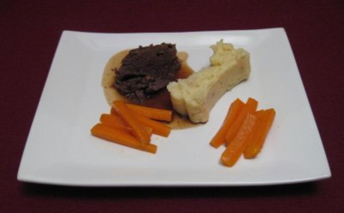 Rinderschmorbraten mit glasierten Karotten und Salbei-Kartoffelpüree - Rezept