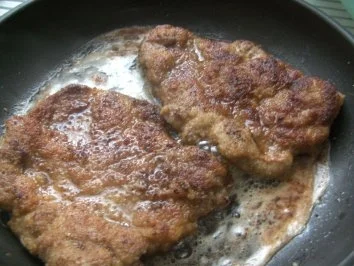 Rezept: Nackenscheiben gebraten mit Pfifferlingen in Sahneschnittlauch -Sud Bild Nr. 2 Nackenscheiben gebraten mit Pfifferlingen in Sahneschnittlauch -Sud - Rezept - Bild Nr. 2