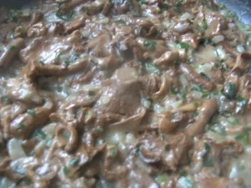 Rezept: Nackenscheiben gebraten mit Pfifferlingen in Sahneschnittlauch -Sud Bild Nr. 3 Nackenscheiben gebraten mit Pfifferlingen in Sahneschnittlauch -Sud - Rezept - Bild Nr. 3