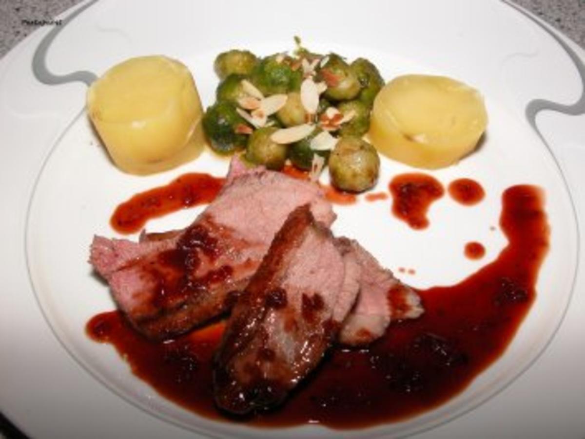 Bilder für Entenbrust an Hagebuttensauce mit Rosenkohl - Rezept