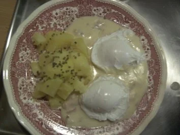 Verschiedenes: Verlorene ( Pochierte ) Eier in Schinken-Käse-Soße - Rezept