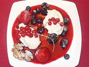 Sommerbeeren auf Soßenspiegel an geeisten Joghurt-Nockerln - Rezept