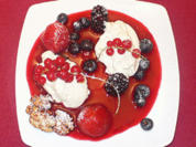 Sommerbeeren auf Soßenspiegel an geeisten Joghurt-Nockerln - Rezept