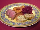 Rehrücken mit Servietten-Knödel und glasierter Birne im Rote-Bete-Nest - Rezept