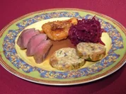 Rehrücken mit Servietten-Knödel und glasierter Birne im Rote-Bete-Nest - Rezept