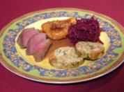 Rehrücken mit Servietten-Knödel und glasierter Birne im Rote-Bete-Nest - Rezept