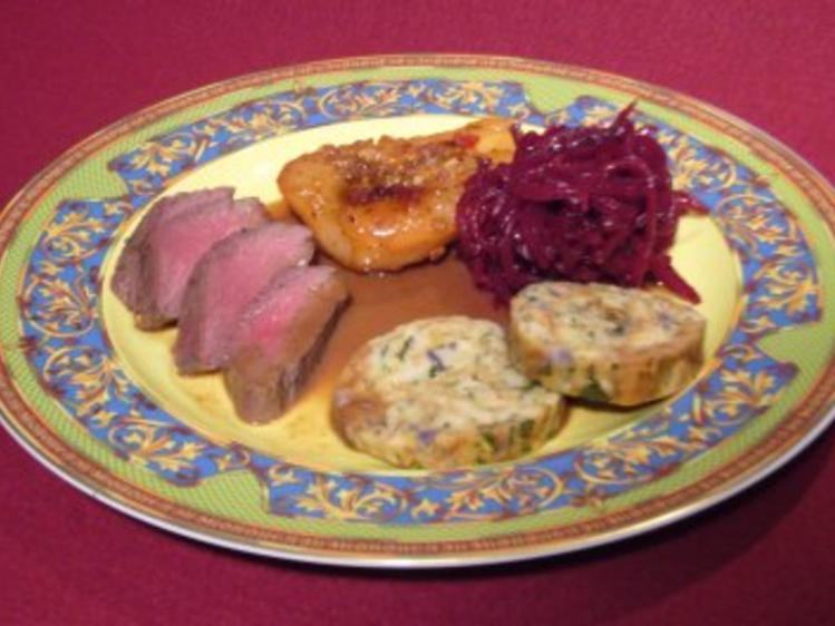 Rehrücken mit Servietten Knödel und glasierter Birne im Rote Bete Nest ...