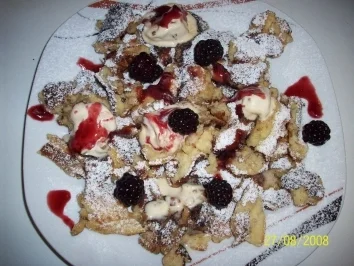 Rezept: Kaiserschmarrn mit Puderzucker, Vanilleeis und Brombeeren/Himbeeren Kaiserschmarrn mit Puderzucker, Vanilleeis und Brombeeren/Himbeeren - Rezept