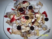 Kaiserschmarrn mit Puderzucker, Vanilleeis und Brombeeren/Himbeeren - Rezept