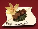 Asiatische Hackfleischbällchen am Spieß mit Sesamspinat - Rezept