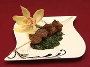 Rezept: Asiatische Hackfleischbรคllchen am Spieร mit Sesamspinat Asiatische Hackfleischbรคllchen am Spieร mit Sesamspinat - Rezept