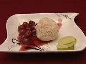 Vanilleeis im Kokosmantel auf Amaretto-Kirschen - Rezept