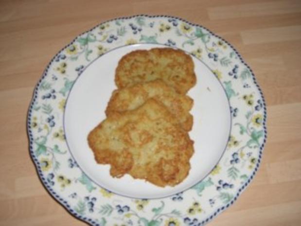 Reibekuchen mit Kartoffeln roh fein geirieben und Zwiebel fein gerieben ...