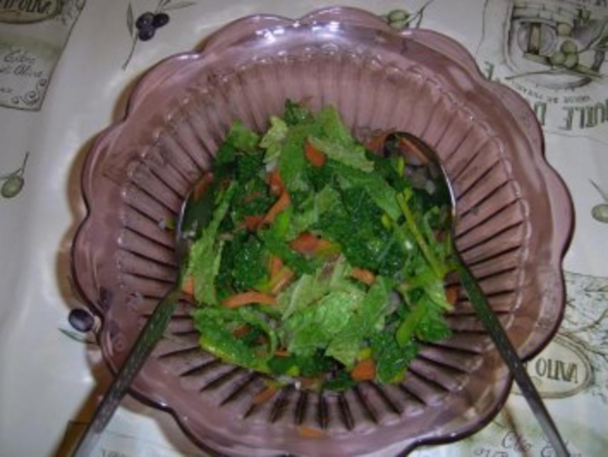 Wirsing-Rohkost-Salat an Gemüse-Rotweindressing. - Rezept