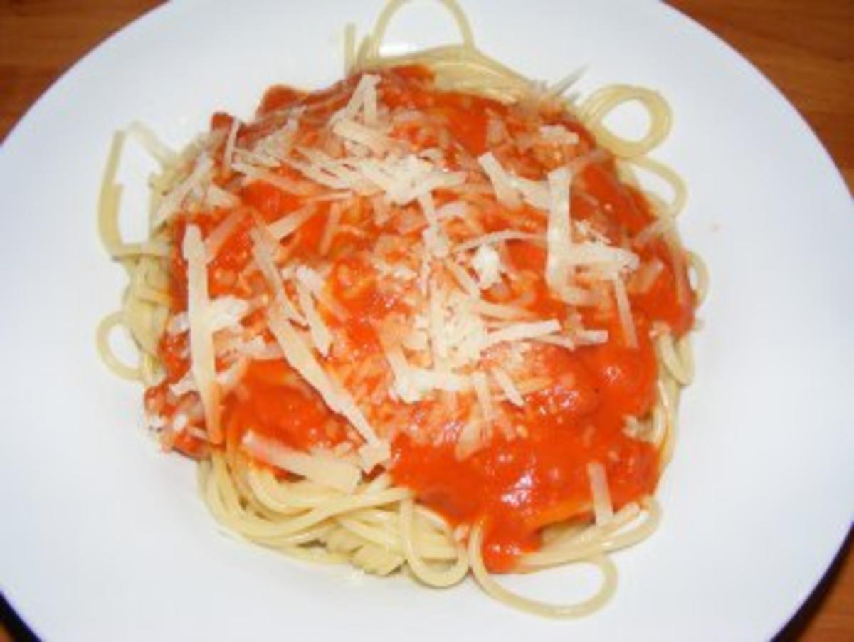 Spaghetti mit einem Tomatensugo - Rezept - Bild Nr. 2