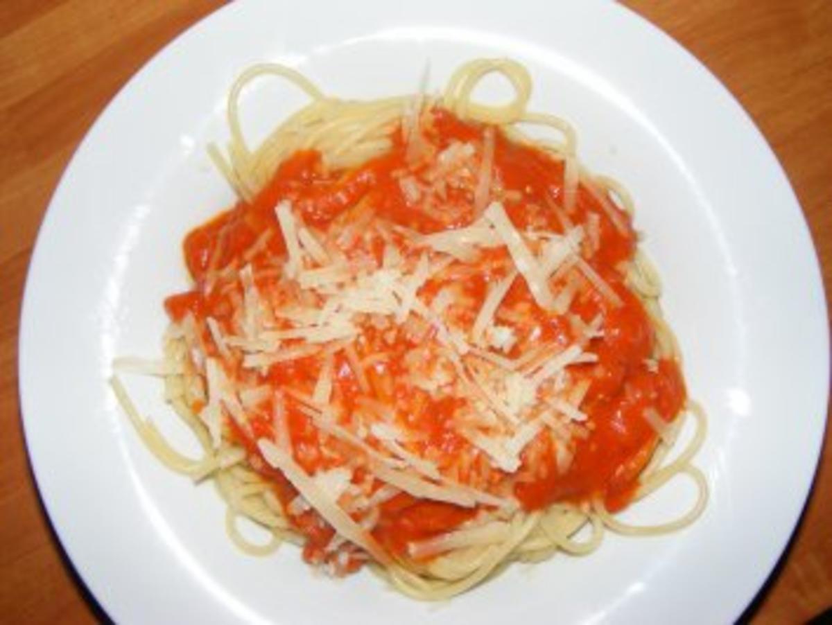 Spaghetti mit einem Tomatensugo - Rezept - Bild Nr. 3