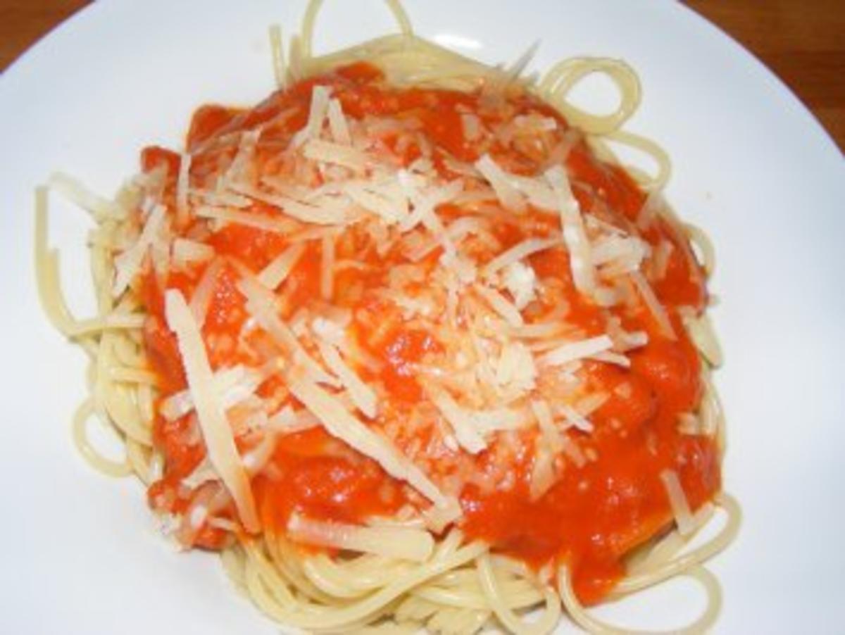 Spaghetti mit einem Tomatensugo - Rezept