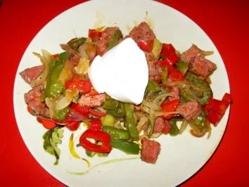 pikantes Letcho mit gebratenen Mettwürfeln auf Brot - Rezept