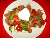 pikantes Letcho mit gebratenen Mettwürfeln auf Brot - Rezept