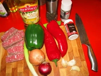 pikantes Letcho mit gebratenen Mettwürfeln auf Brot - Rezept - Bild Nr. 2