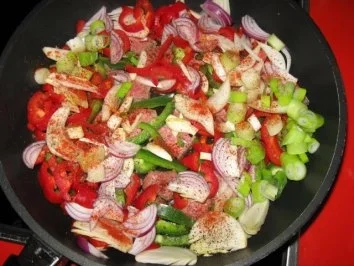 pikantes Letcho mit gebratenen Mettwürfeln auf Brot - Rezept - Bild Nr. 3