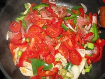 pikantes Letcho mit gebratenen Mettwürfeln auf Brot - Rezept - Bild Nr. 4