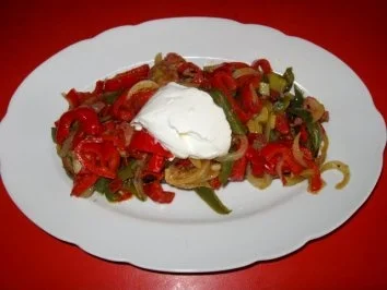 pikantes Letcho mit gebratenen Mettwürfeln auf Brot - Rezept - Bild Nr. 6