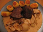 Straußensteaks mit Schwenkknirpsen und Kräutersaitling-Zwiebelsoße - Rezept