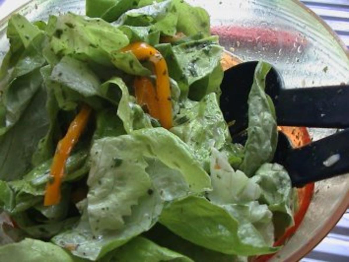Grüner Blattsalat mit Dressing - Rezept