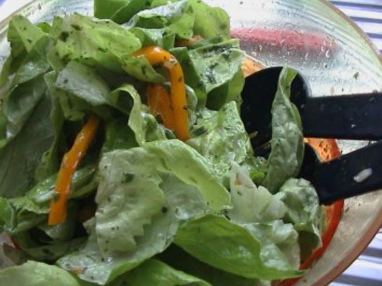 Grüner Blattsalat mit Dressing - Rezept - kochbar.de