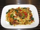 Putenfilet-Nudelpfanne mit buntem Gemüse und Champignons - Rezept