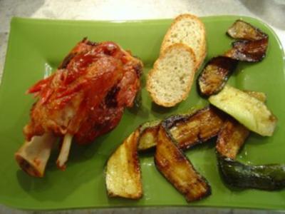 Rezept: Schweinshaxe mit gebratenen Zucchinischeiben Schweinshaxe mit gebratenen Zucchinischeiben - Rezept