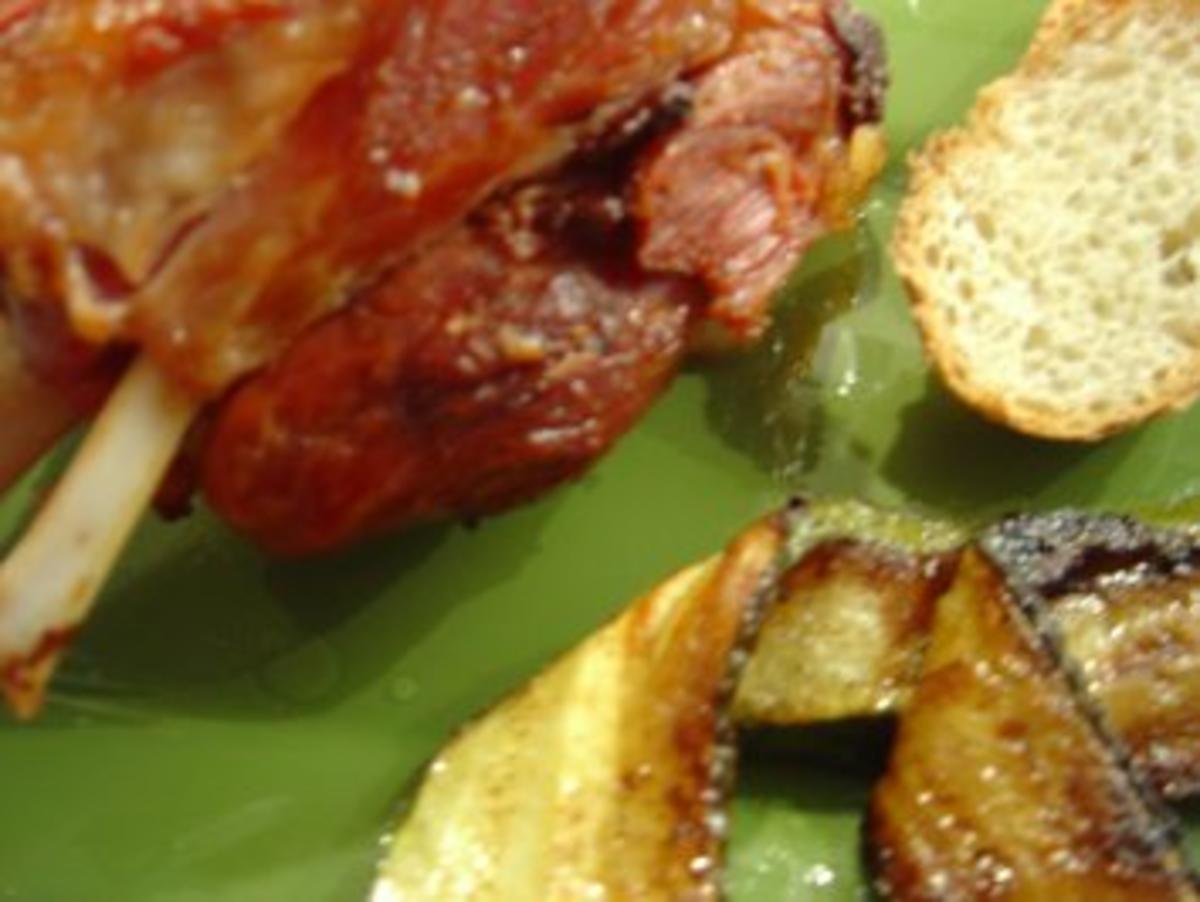 Schweinshaxe mit gebratenen Zucchinischeiben - Rezept - Bild Nr. 2