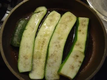 Schweinshaxe mit gebratenen Zucchinischeiben - Rezept - Bild Nr. 3