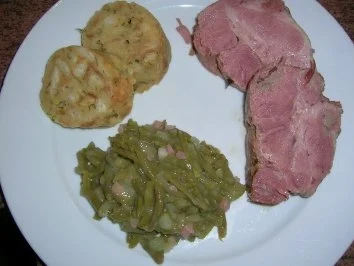 Bierbraten mit Knödelrolle und grünen Bohnen - Rezept