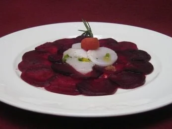 Rote-Bete-Carpaccio mit Jakobsmuscheln und Minzpesto - Rezept