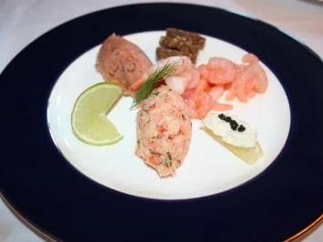 Feiner Fischteller mit Schwarzbrottaler - Rezept