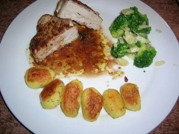 Schweinesteaks mit Büffelmozzarella gefüllt an Rosmarinkartöffelchen mit Mandelbroccoli - Rezept - Bild Nr. 3