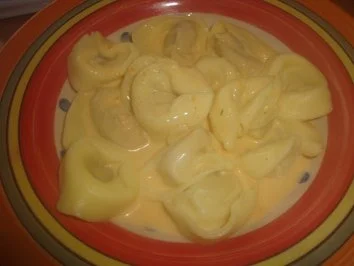 Tortellini mit Käse-Sahnesauce - Rezept