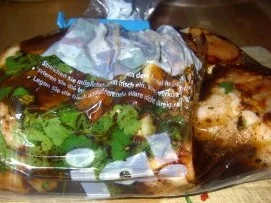 Hähnchenschenkel in Ingwer und Koriander mariniert, dazu Tomatensoße - Rezept - Bild Nr. 4