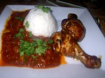 Hähnchenschenkel in Ingwer und Koriander mariniert, dazu Tomatensoße - Rezept