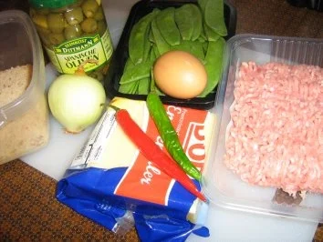 Putenfrikadellen mit Käse und Peperoni an Kaiserschoten - Rezept - Bild Nr. 2