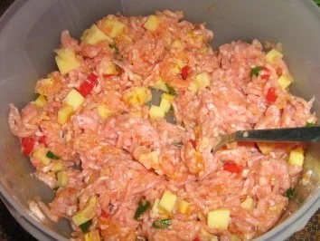 Putenfrikadellen mit Käse und Peperoni an Kaiserschoten - Rezept - Bild Nr. 4