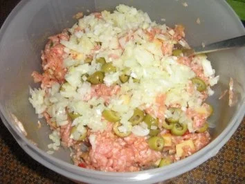 Putenfrikadellen mit Käse und Peperoni an Kaiserschoten - Rezept - Bild Nr. 3