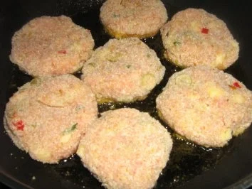 Putenfrikadellen mit Käse und Peperoni an Kaiserschoten - Rezept - Bild Nr. 5