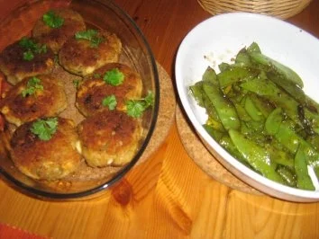 Putenfrikadellen mit Käse und Peperoni an Kaiserschoten - Rezept - Bild Nr. 7