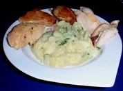 Brathähnchen mit warmen Kartoffel-Gurkensalat - Rezept