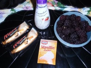 Marseis auf heißen Brombeeren und Sahnetupfer - Rezept - Bild Nr. 2